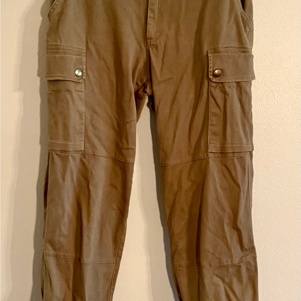 Akira size med greenish/beige cargo crop pants
